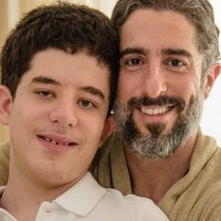 Marcos Mion dança com o filho Romeo em vídeo: 'Família autista com orgulho'