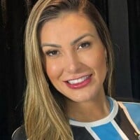 Andressa Urach aparece deitada no colo do filho no sofá e entrega cansaço