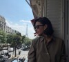 No conteúdo, Bruna Marquezine come alguns sabores de pizza, esbanjando beleza e simpatia