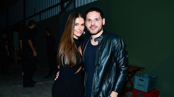 Deborah Secco posa abraçada ao novo namorado, Dudu Borges, em gravação de DVD em São Paulo. Veja fotos!