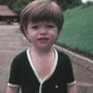 Nascido em 1971, esse menino de cabelo muito liso e blusa de botão não imaginava que seria galã da Globo e um terrível vilão de novela; reconhece?